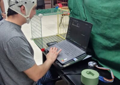 Interfaz Cerebro-Computadora Basada en EEG para Controlar una Mano Virtual Usando Imaginación Motora Kinestésica